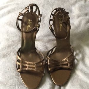 Wild Pair Shoes - Wild Pair (Bakers Shoes) Gold High Heels. Size 10 Wild Pair Shoes - Wild Pair (Bakers Shoes) Gold High Heels. Size 10